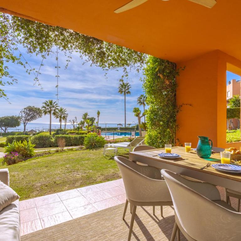 Apartment Los Molinos on the beachfront with pool - Three-Bedroom Apartment - 4