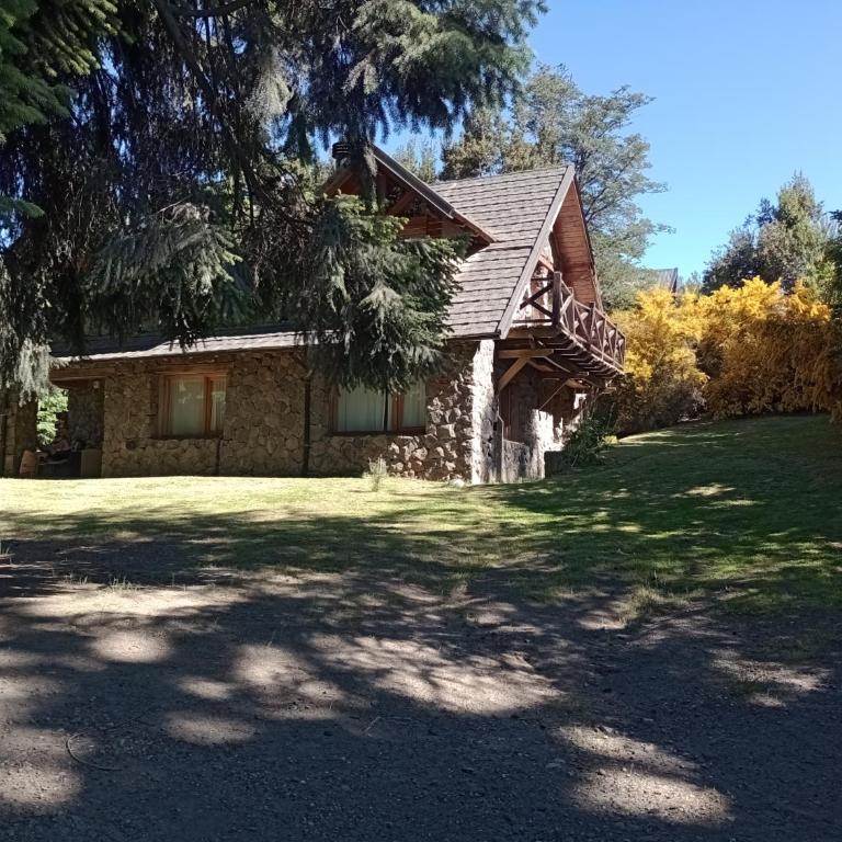 LA Nevadita, Chalet cabin located near the center- It includes suite room with double bed and another 2 bedrooms with two singles beds- Living room fireplace, Hot water, WI-FI - Chalet de 3 dormitorios - 4