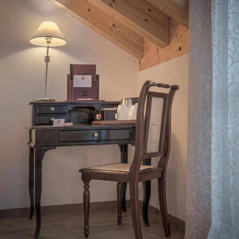 Il Tyrol - Family Room with Mountain View - 3