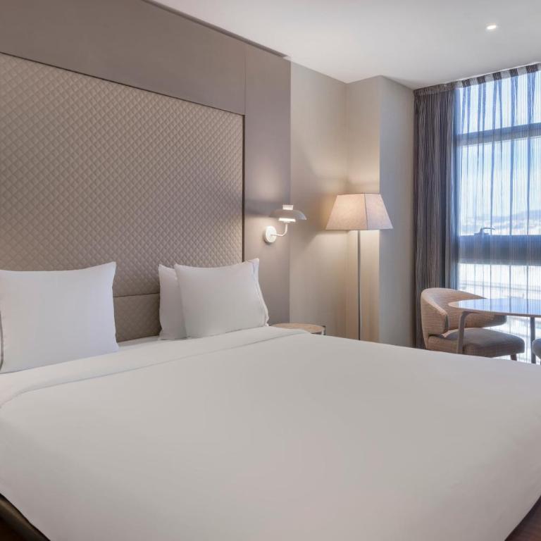 AC Hotel Som by Marriott - Habitación con cama extragrande y vistas a la ciudad - 1