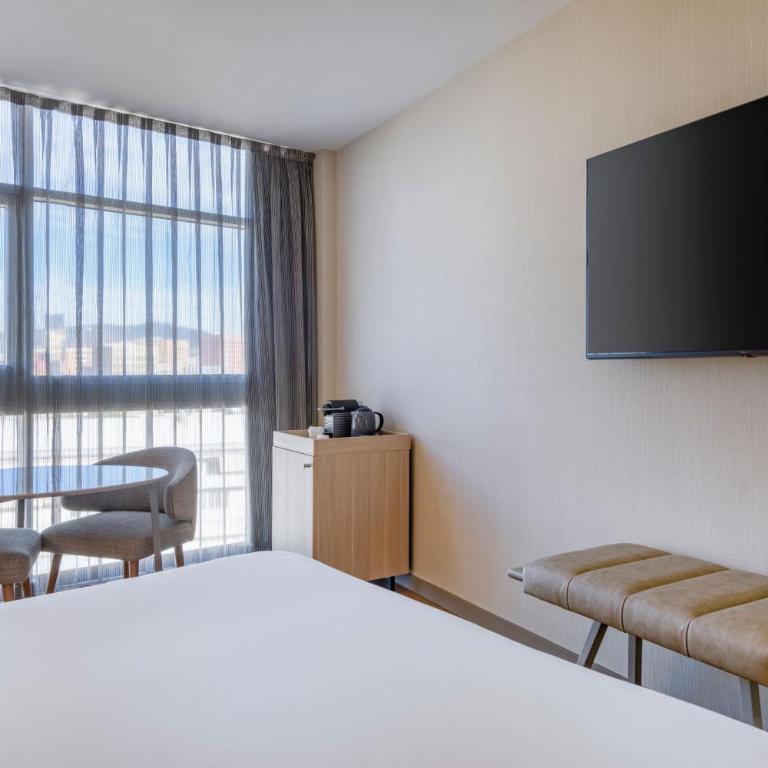 AC Hotel Som by Marriott - Habitación con cama extragrande y vistas a la ciudad - 3