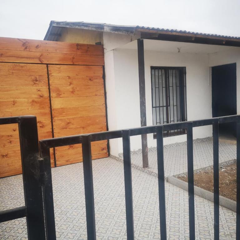Casa 3 d 2 B 2 E zona 4 esquina - Three-Bedroom House - 1