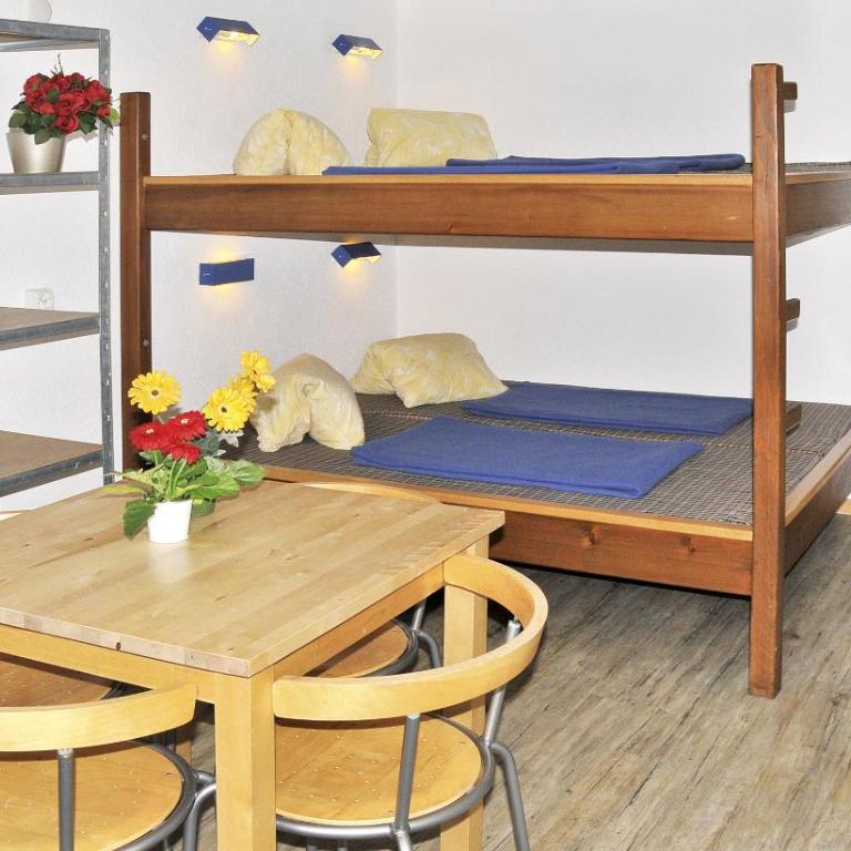 Camping Jungfrau - Vierbettzimmer Hostel mit Gemeinschaftsbad - 2