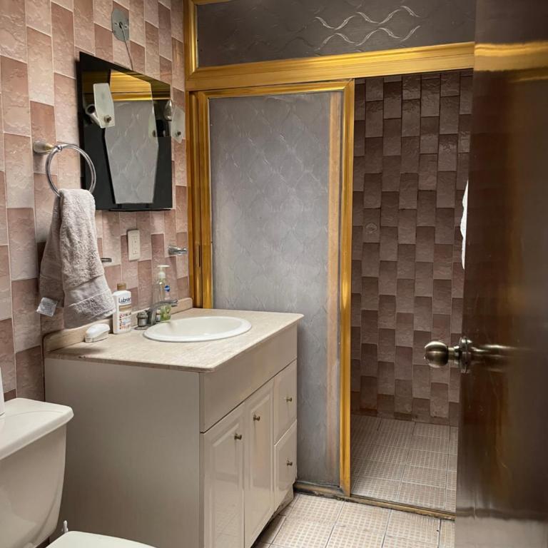 Habitación con baño compartido - Standard Queen Room - 6