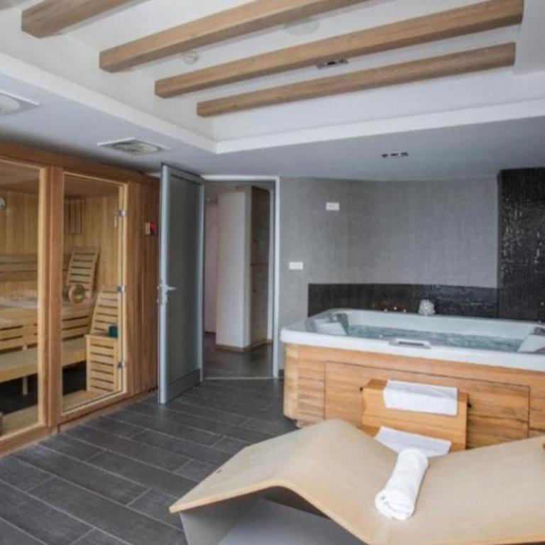 Aparthotel Vucko, depandans, U452 sa pogledom na stazu - private host - Apartment with Balcony - 26