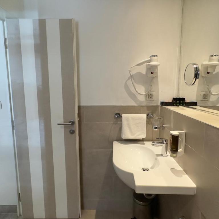 Hotel Aleksandar - Dvokrevetna Soba sa Bračnim Krevetom/Zasebnim Krevetima i Balkonom - 18