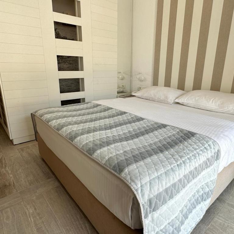 Hotel Aleksandar - Dvokrevetna Soba sa Bračnim Krevetom/Zasebnim Krevetima i Balkonom - 12