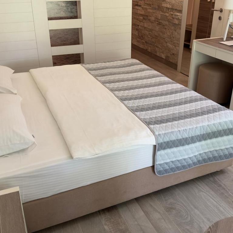 Hotel Aleksandar - Dvokrevetna Soba sa Bračnim Krevetom ili Zasebnim Krevetima, i Pomoćnim Ležajem - 14