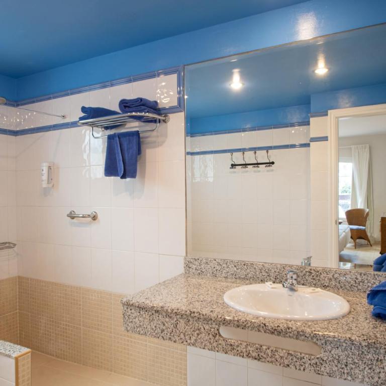 Apartamentos LIVVO Coloradamar - Two-Bedroom Apartment with Bali Bed - 8