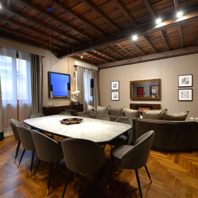 Easydomus Rome - Deluxe Five-Bedroom Apartment - Address: via Frattina 128 - 1