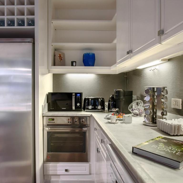 Easydomus Rome - Deluxe Five-Bedroom Apartment - Address: via Frattina 128 - 2
