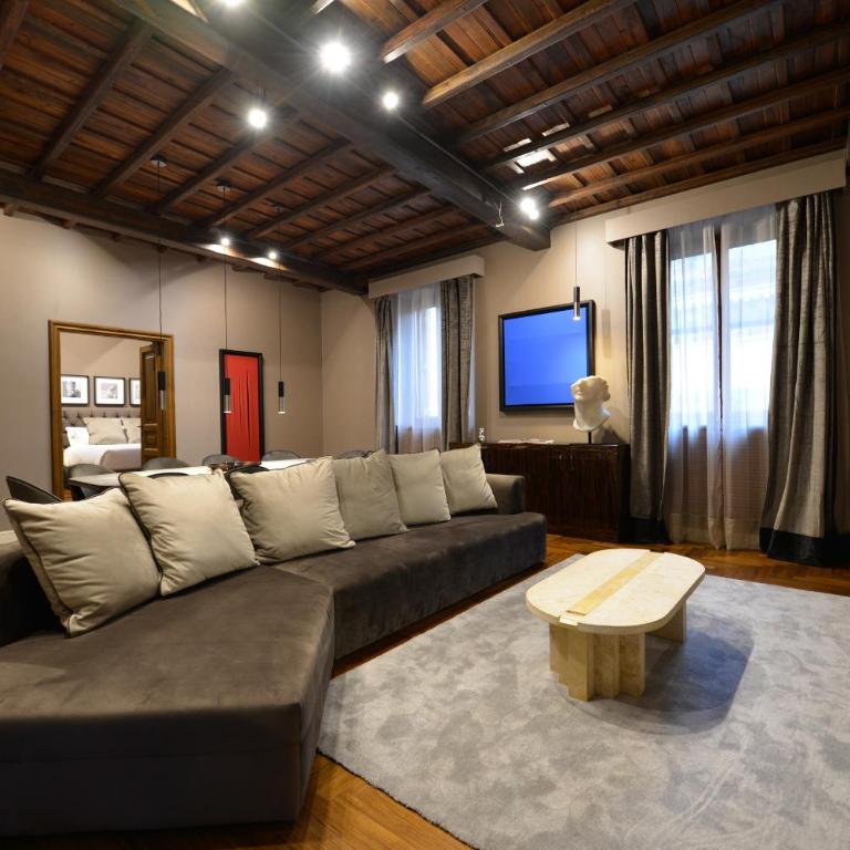Easydomus Rome - Deluxe Five-Bedroom Apartment - Address: via Frattina 128 - 3