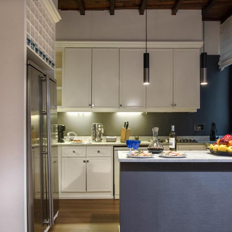 Easydomus Rome - Deluxe Five-Bedroom Apartment - Address: via Frattina 128 - 4