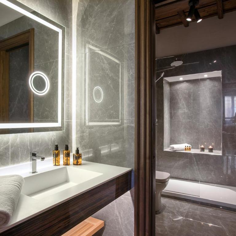 Easydomus Rome - Deluxe Five-Bedroom Apartment - Address: via Frattina 128 - 13