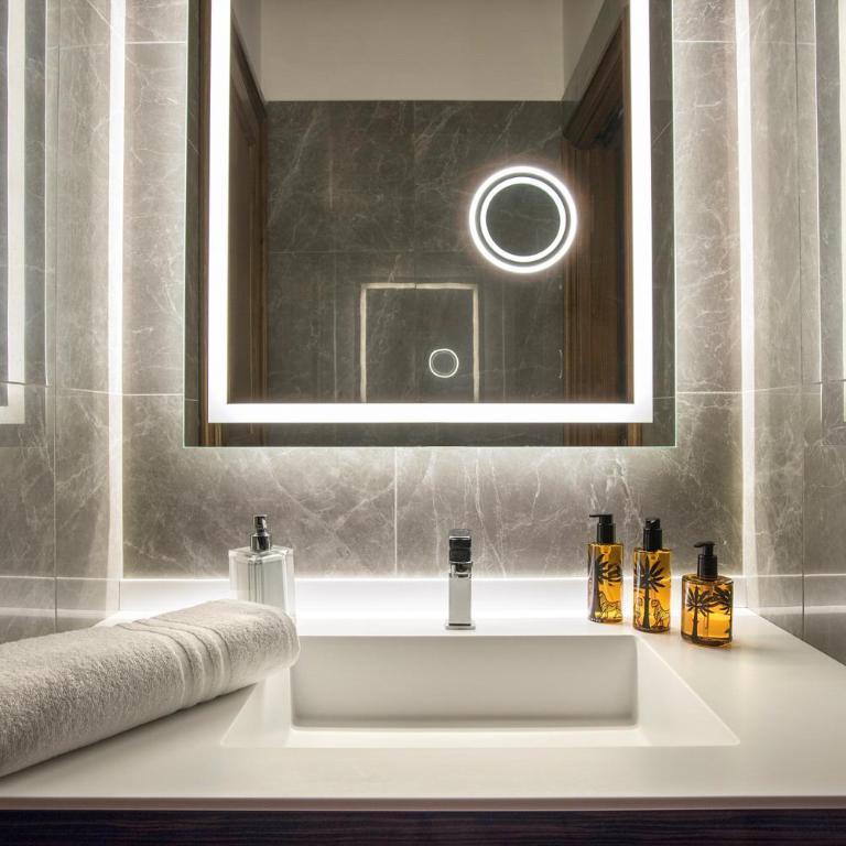 Easydomus Rome - Deluxe Five-Bedroom Apartment - Address: via Frattina 128 - 5