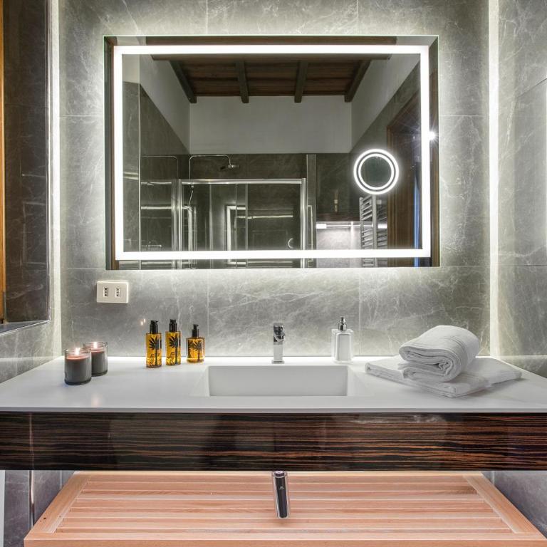Easydomus Rome - Deluxe Five-Bedroom Apartment - Address: via Frattina 128 - 8