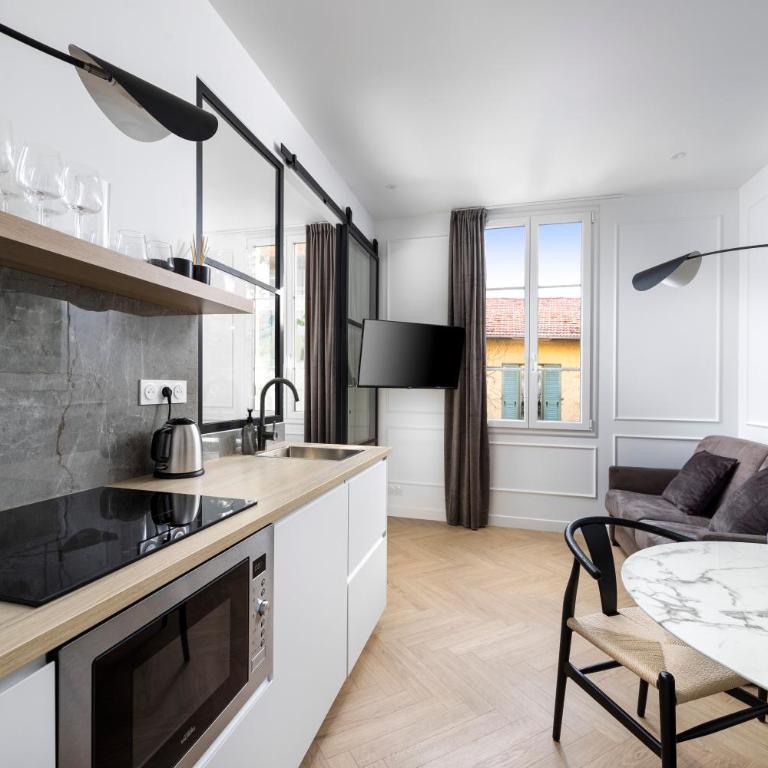Secret Contemporary Courtyard - One-Bedroom Apartment - 2