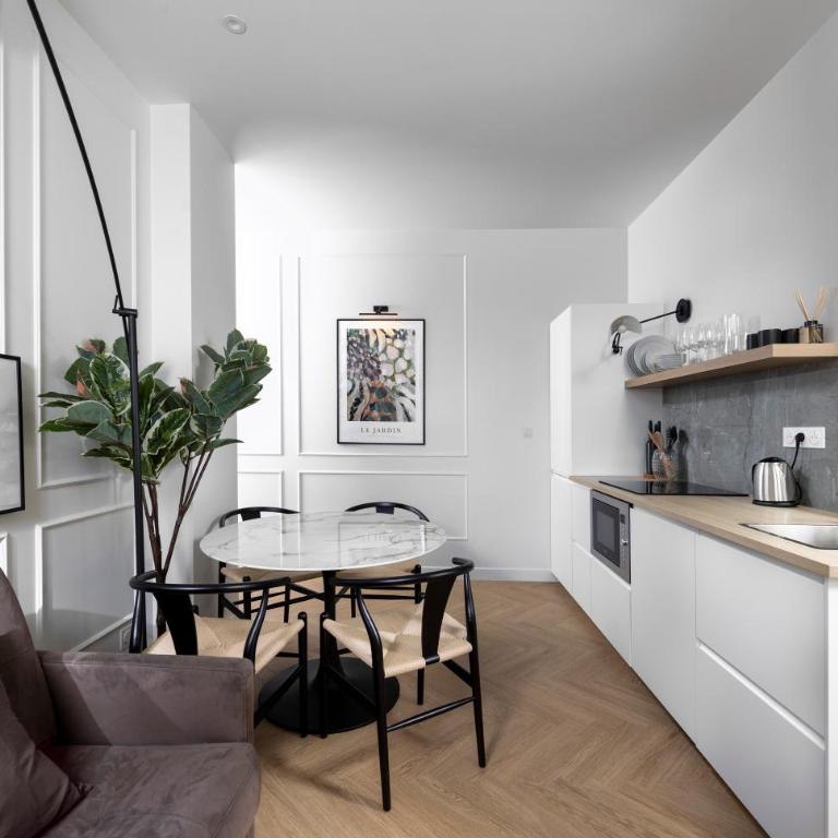Secret Contemporary Courtyard - One-Bedroom Apartment - 5