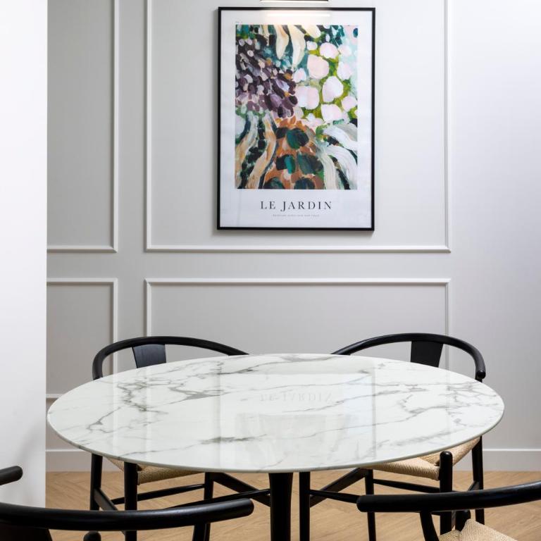 Secret Contemporary Courtyard - One-Bedroom Apartment - 6