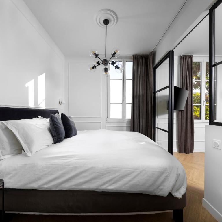 Secret Contemporary Courtyard - One-Bedroom Apartment - 11