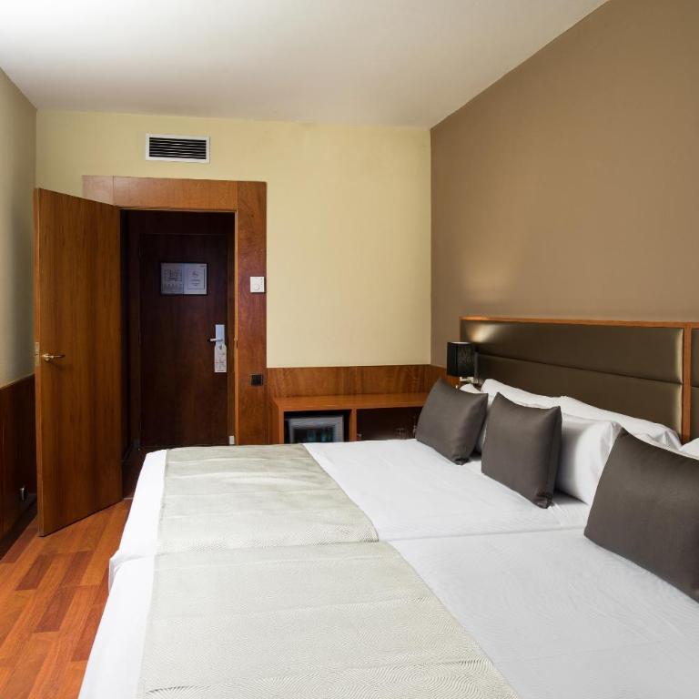 Catalonia Diagonal Centro - Family Room (2 Adults + 2 Children) - 3