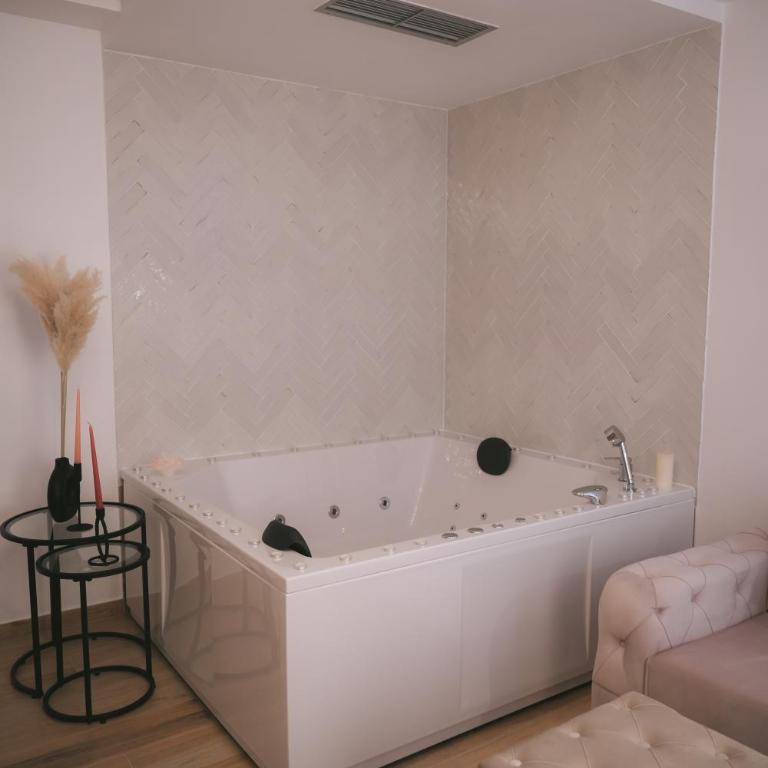 Luxury Jacuzzi Apartment - One-Bedroom Apartment - 18