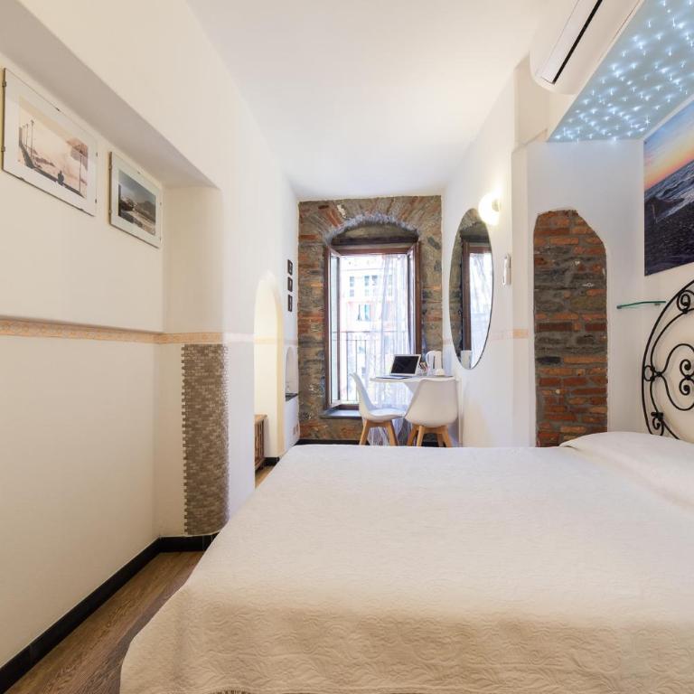 The Vernazza Main Plaza - Rooms & Suites - Double Room with Sea View - 12