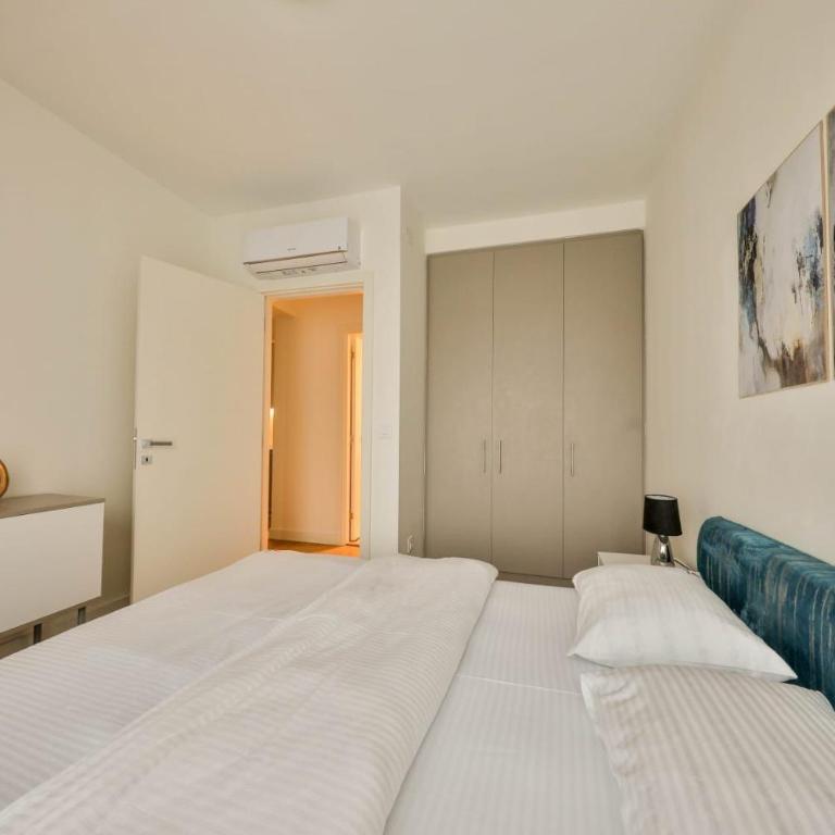 Belgrade Waterfront Apartments - Deluks Dvokrevetna Soba sa Bračnim Krevetom i Balkonom - 1