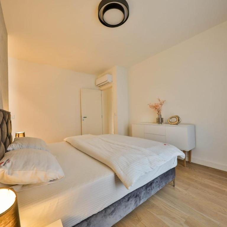 Belgrade Waterfront Apartments - Deluks Dvokrevetna Soba sa Bračnim Krevetom i Balkonom - 8