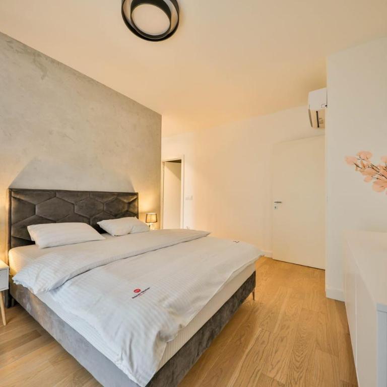 Belgrade Waterfront Apartments - Deluks Dvokrevetna Soba sa Bračnim Krevetom i Balkonom - 3