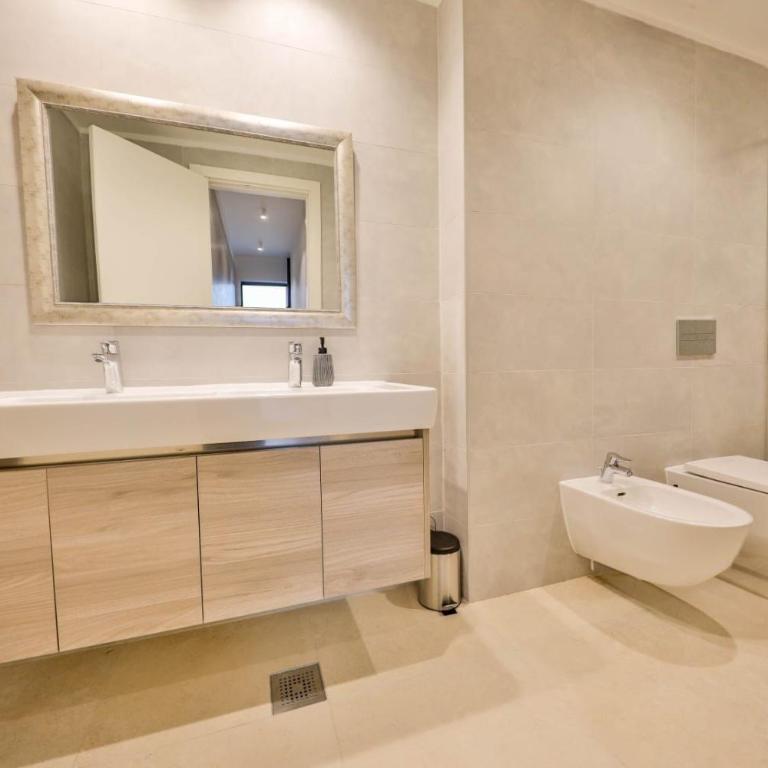 Belgrade Waterfront Apartments - Deluks Dvokrevetna Soba sa Bračnim Krevetom i Balkonom - 2