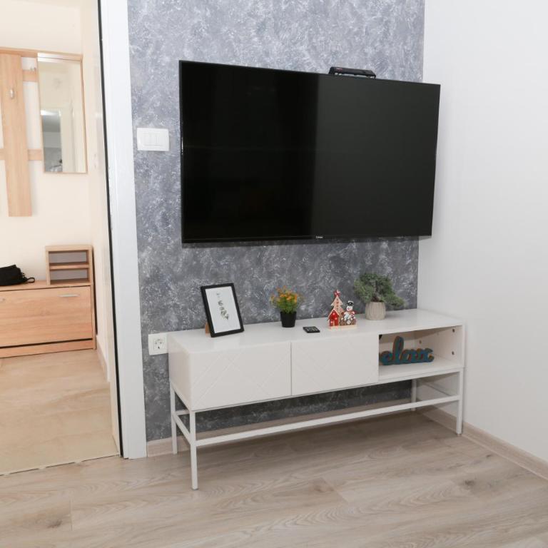 HILLSIDE Apartments - One-Bedroom Apartment - 2