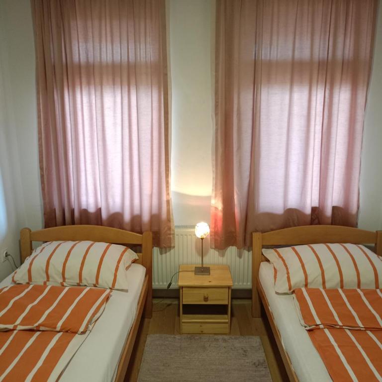 Apartment and rooms"Tabašnice"Tuzla centar - Dvokrevetna Soba sa Zasebnim Krevetom i Sopstvenim Spoljnim Kupatilom - 6