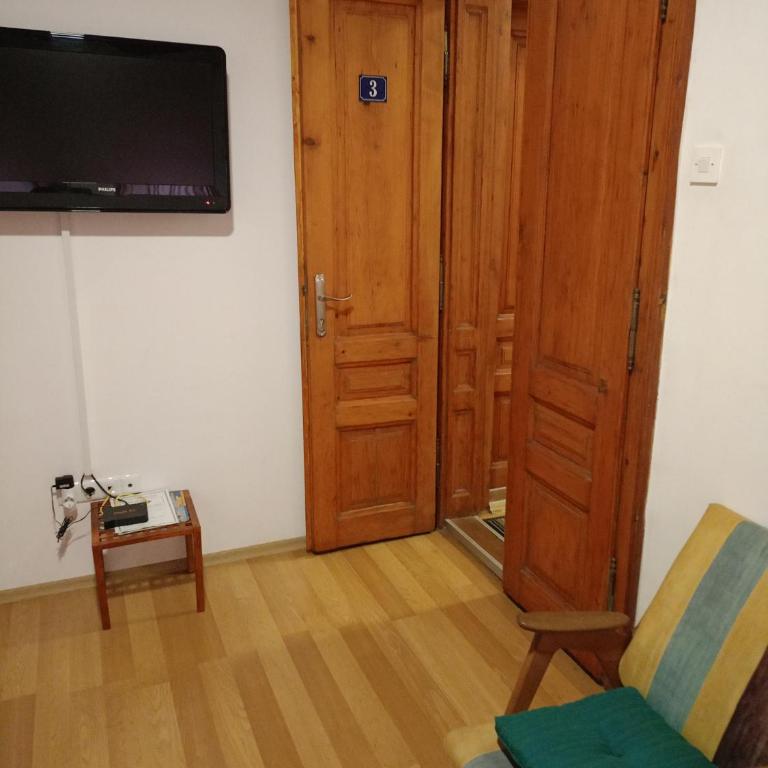 Apartment and rooms"Tabašnice"Tuzla centar - Dvokrevetna Soba sa Zasebnim Krevetom i Sopstvenim Spoljnim Kupatilom - 5