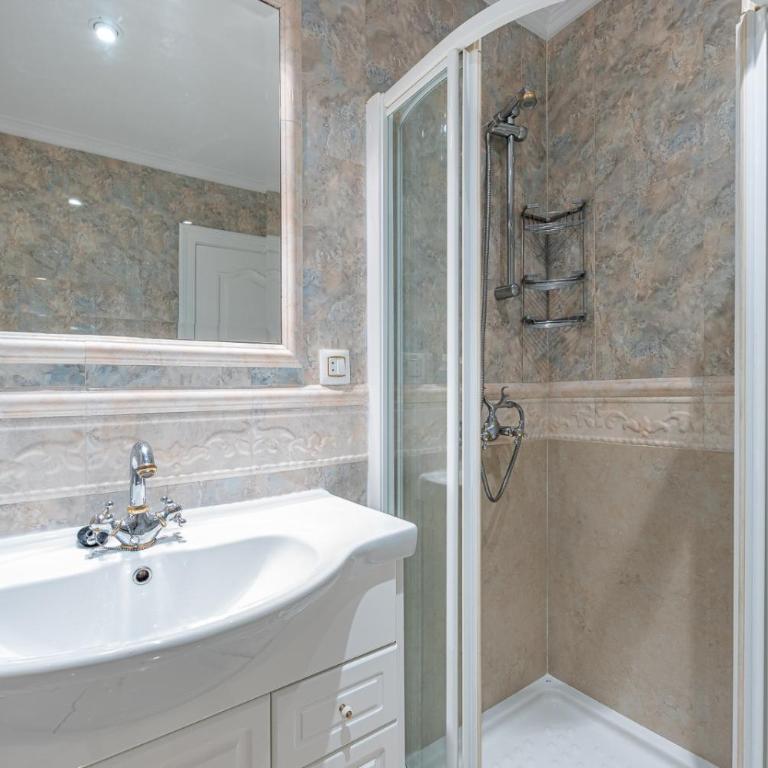 797 HOLIDAY RENTALS- Renovado piso en el paseo maritimo fuengirola - Apartment - 17