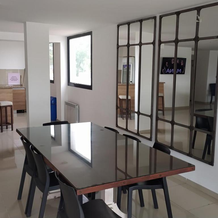Depto céntrico excelente ubicación, con cochera, pileta y patio - Apartamento con vistas al jardín - 44