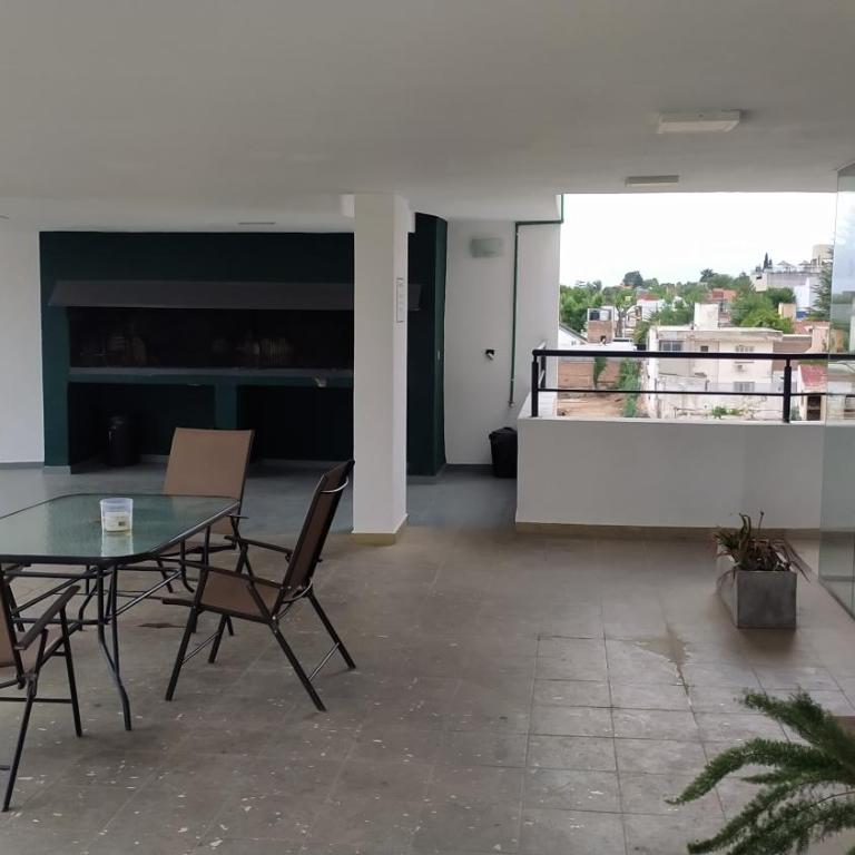 Depto céntrico excelente ubicación, con cochera, pileta y patio - Apartamento con vistas al jardín - 43