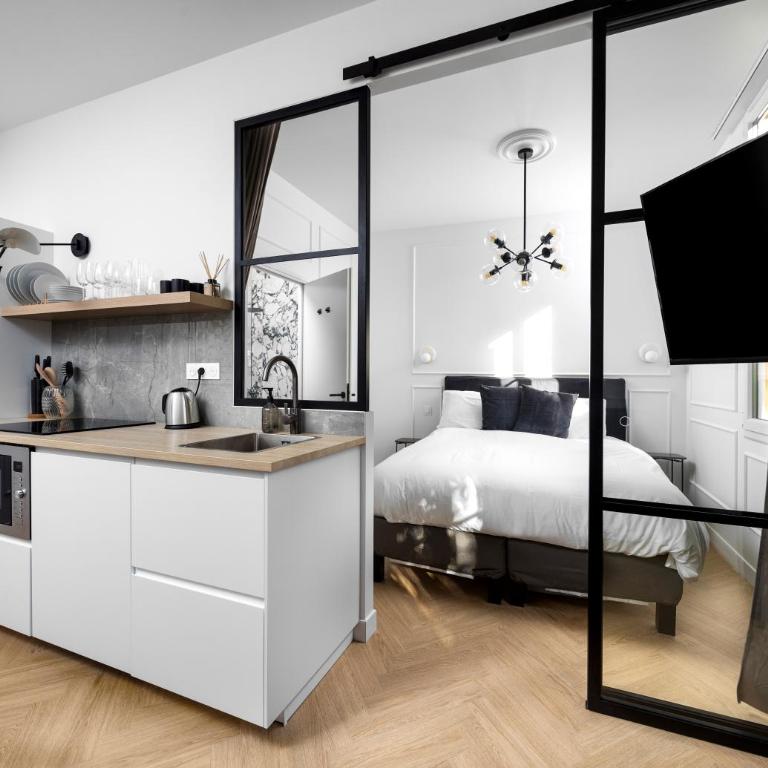 Secret Contemporary Courtyard - One-Bedroom Apartment - 9