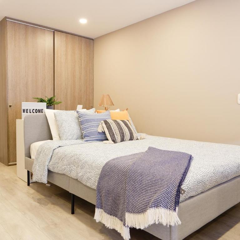 The Petit Flat - Bright & stylish studio apartment near Unicentro - Studio with Balcony - 1