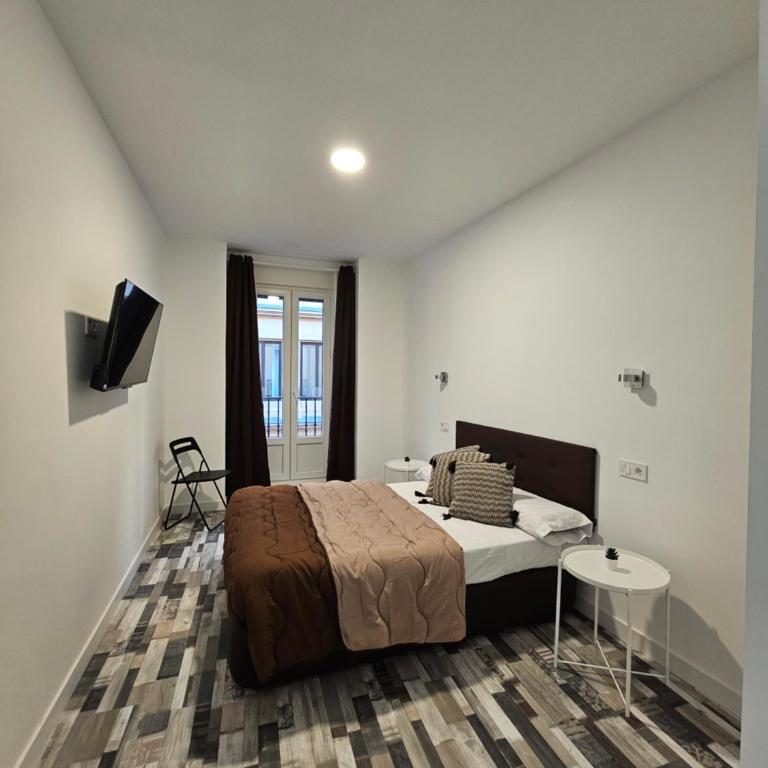 HOSTAL ANDREA GRANVIA - Habitación Doble con balcón - 12