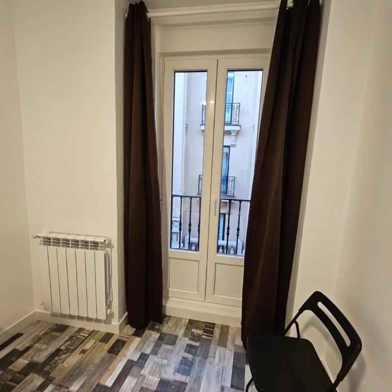 HOSTAL ANDREA GRANVIA - Habitación Doble con balcón - 14