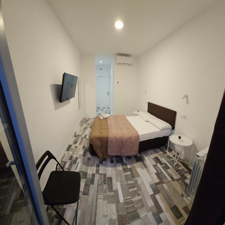 HOSTAL ANDREA GRANVIA - Habitación Doble con balcón - 15