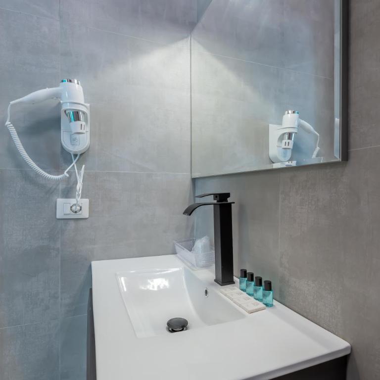 Hyper Lodge Termini GuestHouse - Camera Matrimoniale Deluxe con Doccia - 6