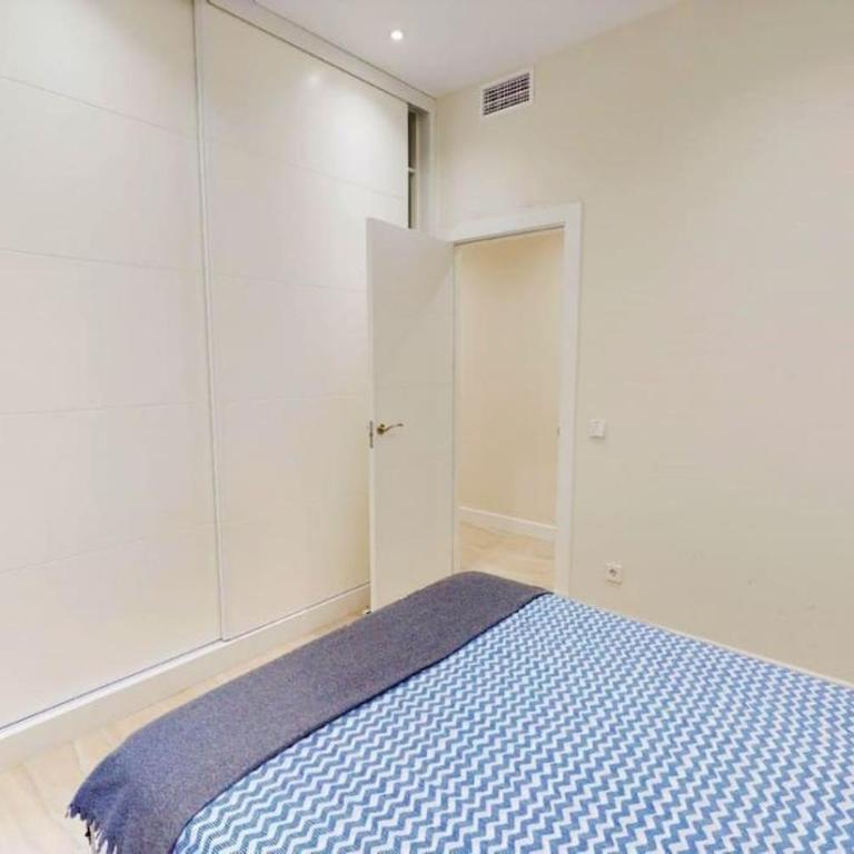 Flat in Centro Madrid-Tud - Three-Bedroom Apartment - 29