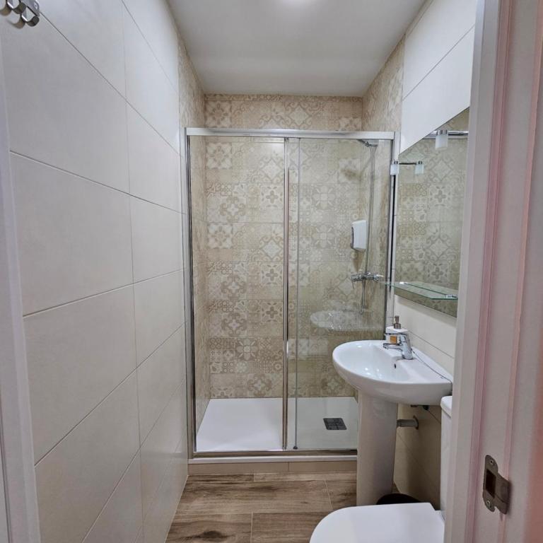 HOSTAL ANDREA GRANVIA - Habitación Doble con balcón - 16