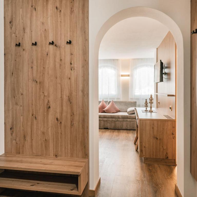 Garni Hotel Miara - Your Dolomites Home - Camera Matrimoniale con Balcone - 6