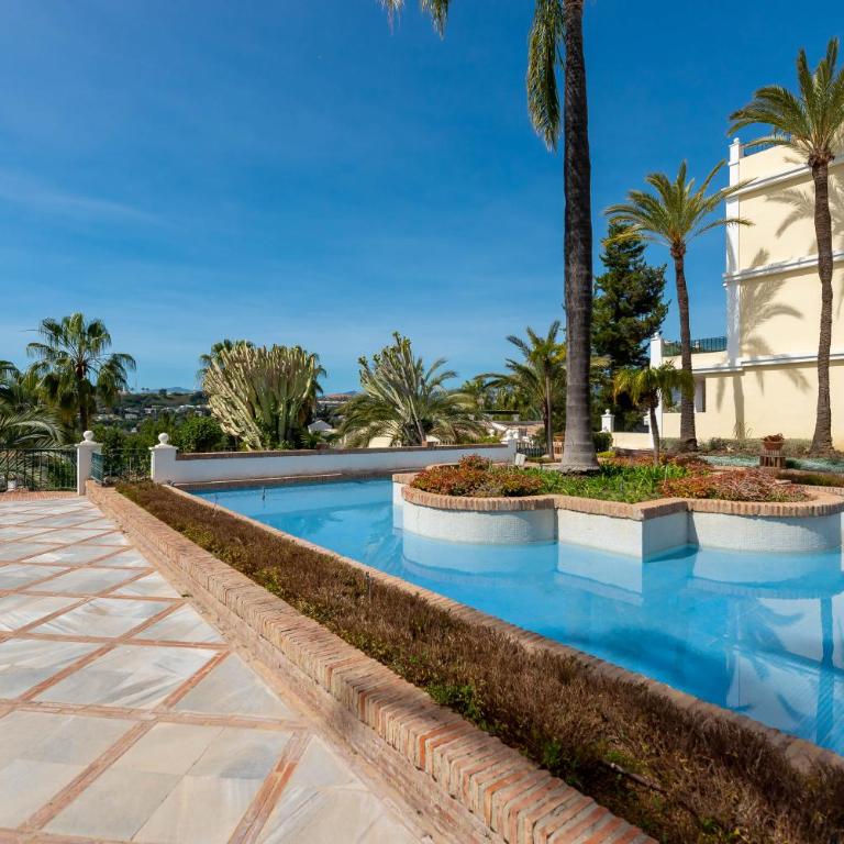 Newly Refurbished 2 BDRM Amazing Complex w Pools - Two-Bedroom Apartment - 41