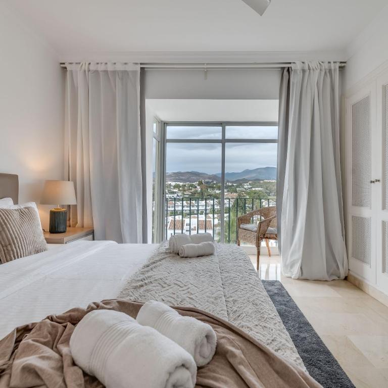 Newly Refurbished 2 BDRM Amazing Complex w Pools - Two-Bedroom Apartment - 23