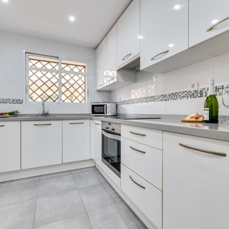 Newly Refurbished 2 BDRM Amazing Complex w Pools - Two-Bedroom Apartment - 21