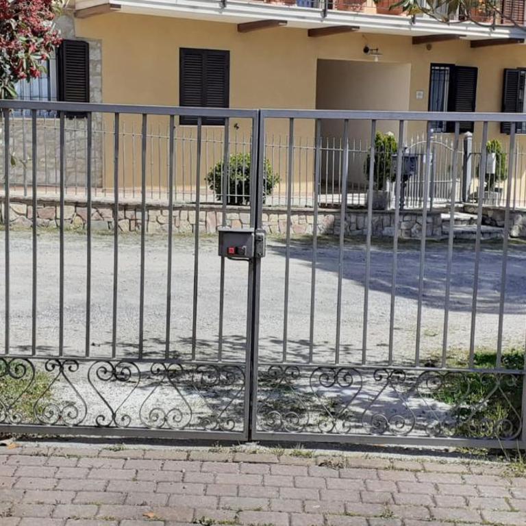 Camera privata in villa con ingresso indipendente per amanti degli animali - Camera Familiare con Bagno Privato - 1